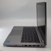 Zijaanzicht van Dell Latitude 5420 met verlicht toetsenbord