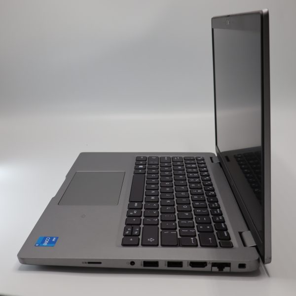 Zijaanzicht van Dell Latitude 5420 met verlicht toetsenbord