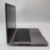 Zijaanzicht van Dell Latitude 5420 met verlicht toetsenbord
